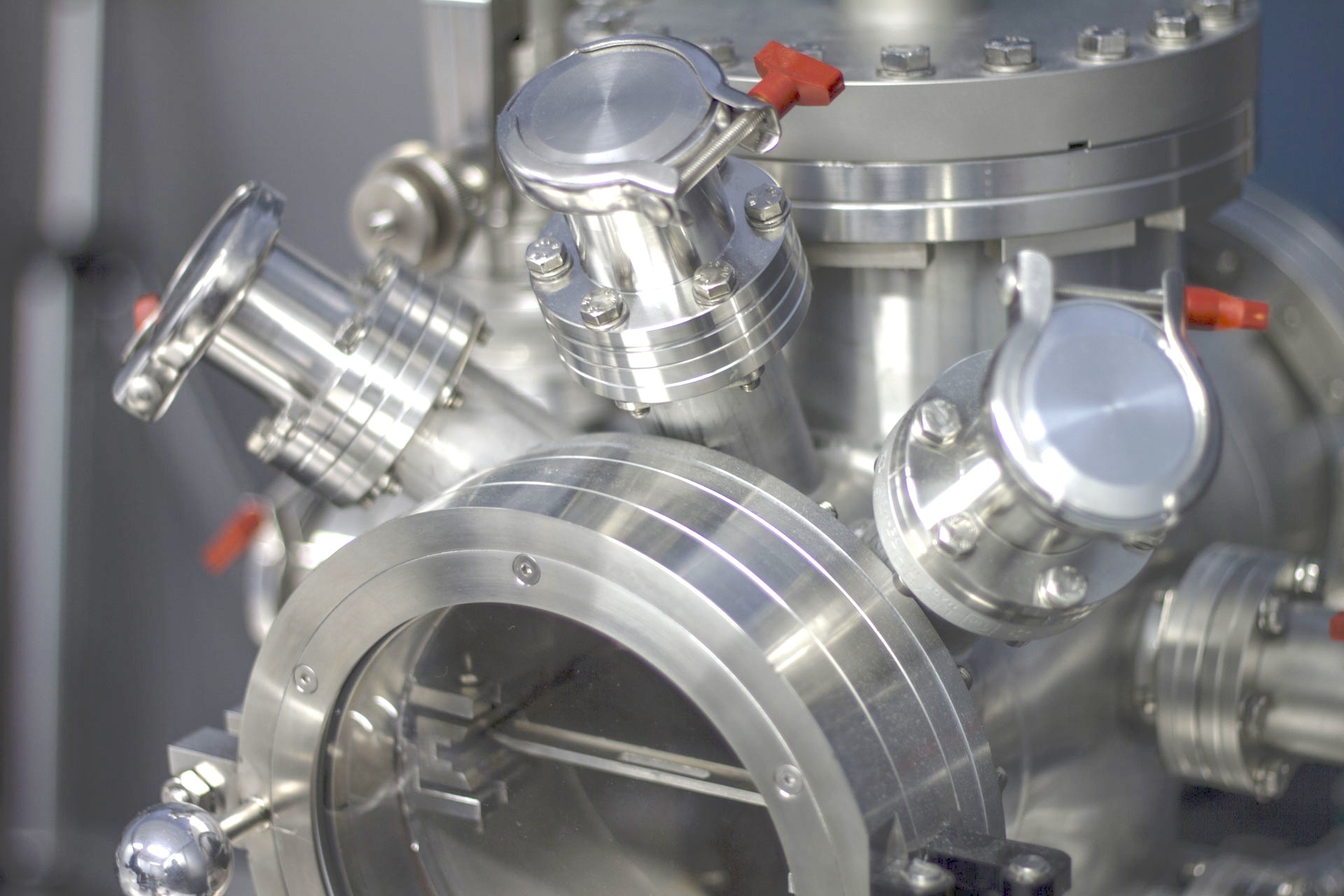 Laser system vor processing in ultra-high vacuum (UHV)