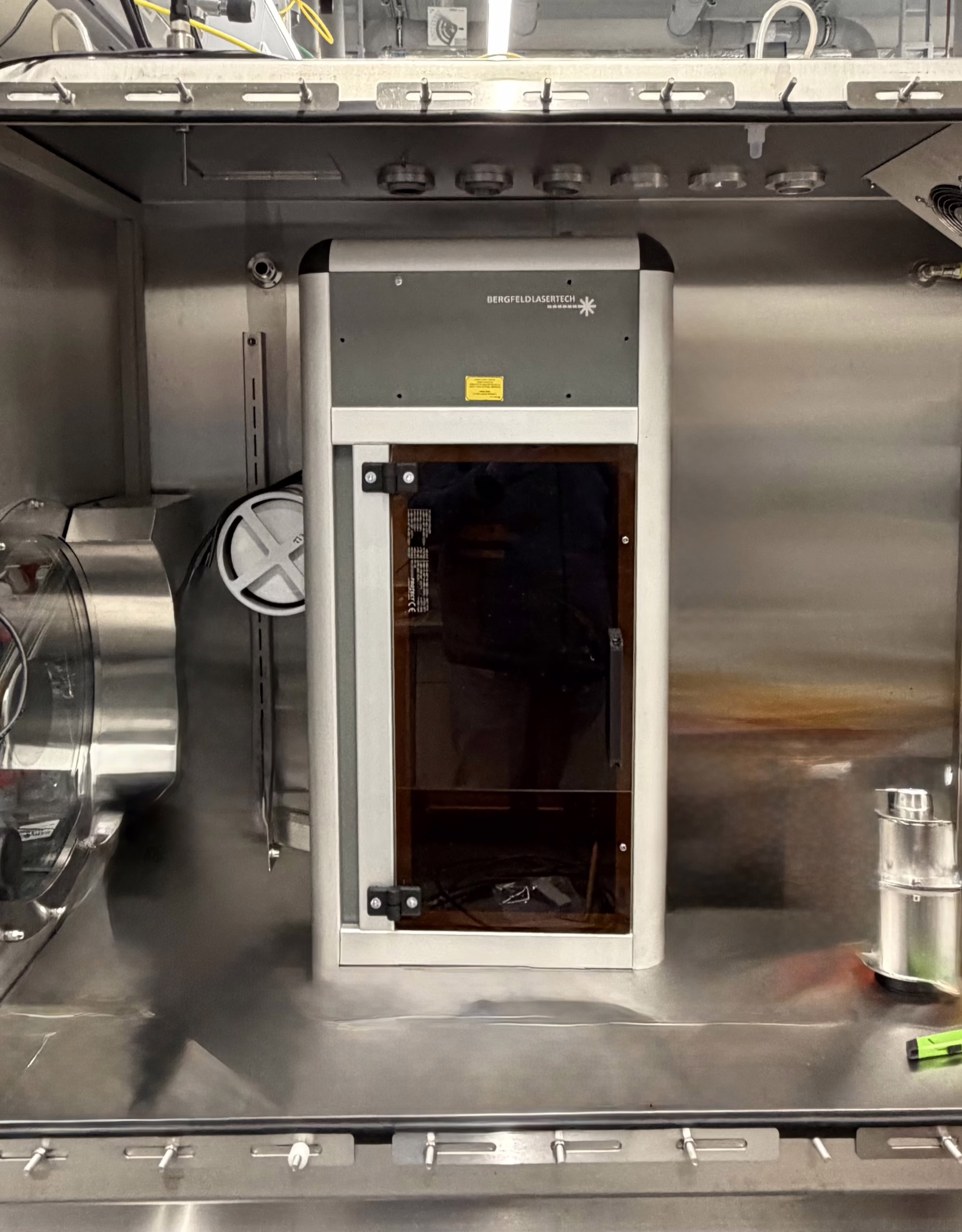 Laser system for glove box (laser source inside)
